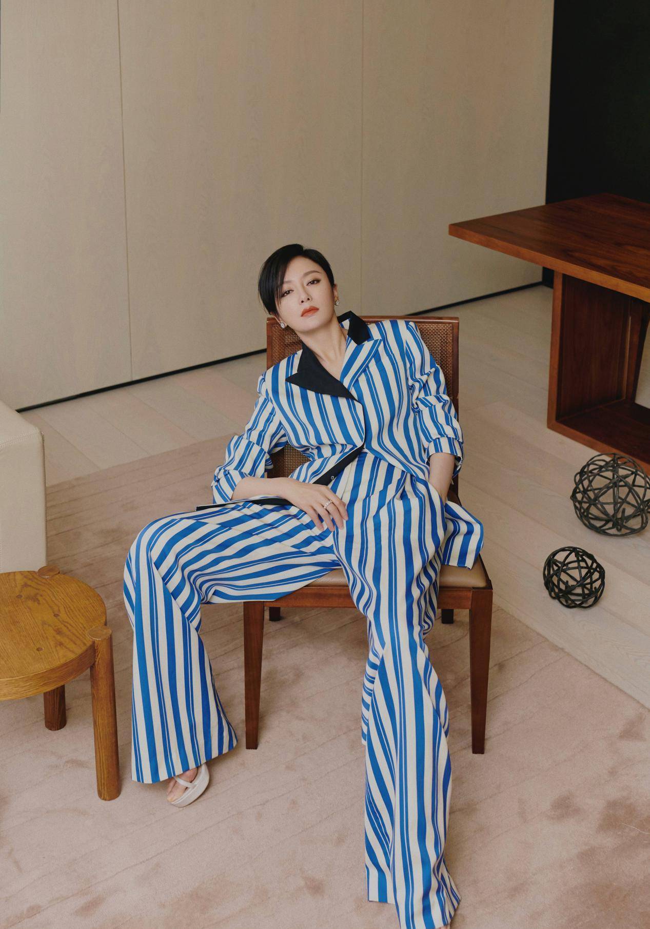 秦岚被应采儿带沟里,好好的淑女,穿衣时髦却无厘头扮"熊猫女"_气质_一