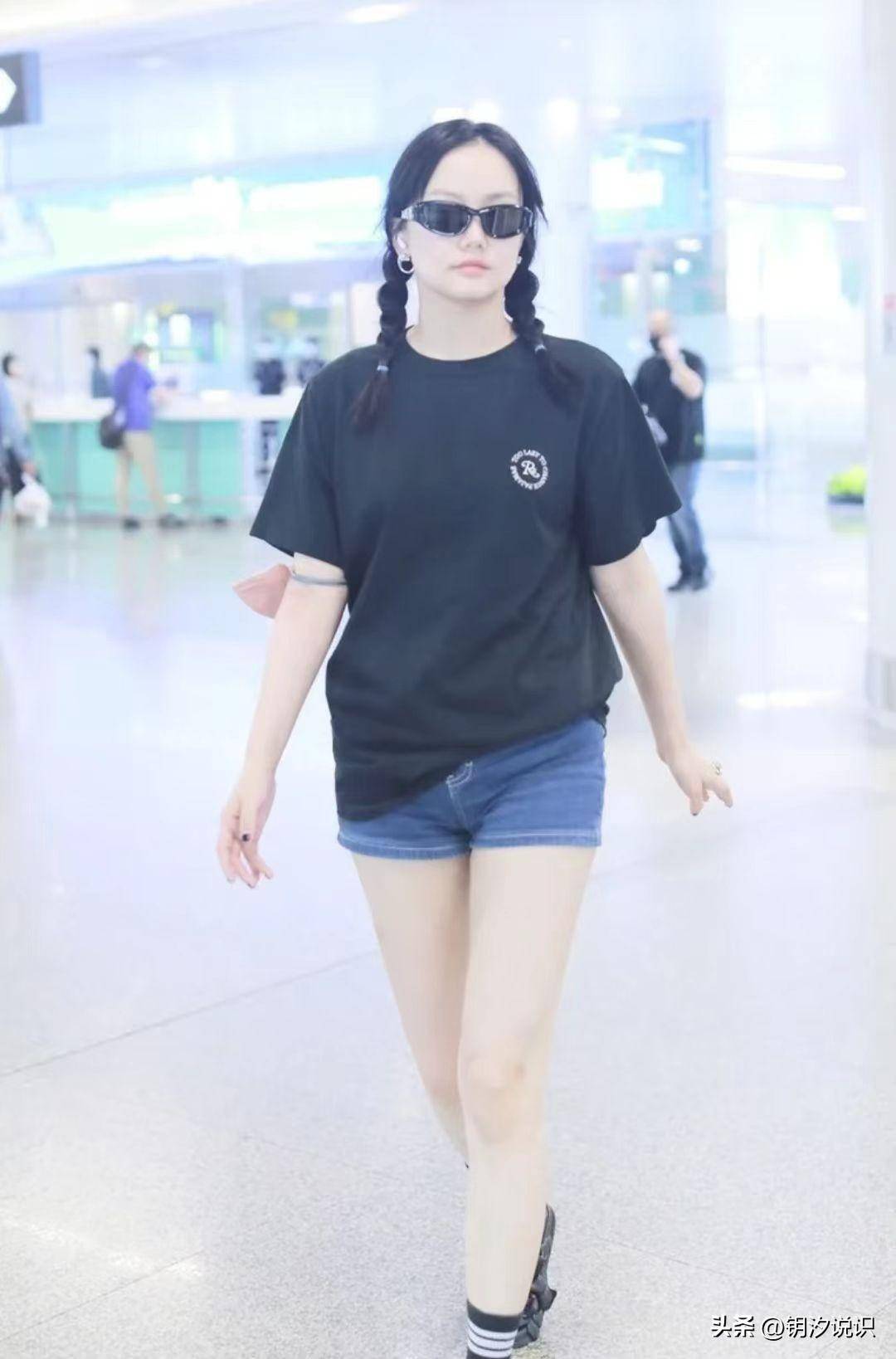 黄龄的时尚穿搭,蓝色牛仔裤搭配黑色凉拖,简约大方又不失品味_颜色