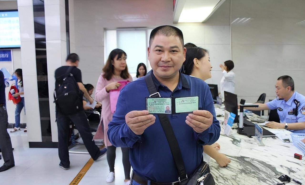 我国的驾驶证分为a,b,c三大类,ab类是大家所谓的"大车驾照",而c类驾照