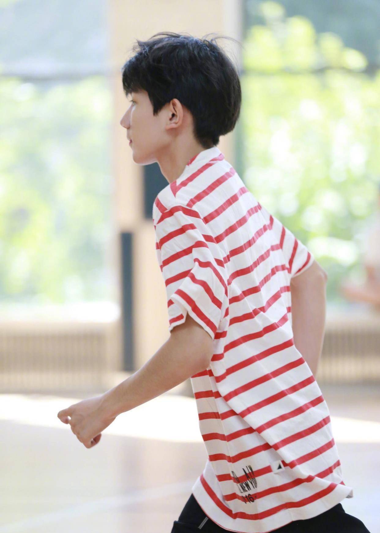 人小鬼大的王源:舞台上的实力麦霸,舞台下的运动小健将_锻炼_体式