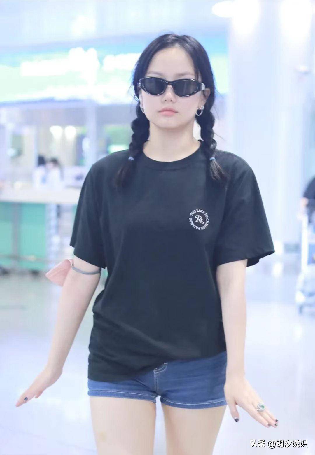 黄龄的时尚穿搭,蓝色牛仔裤搭配黑色凉拖,简约大方又不失品味_颜色