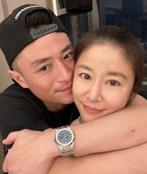 林心如霍建华现身看演唱会,夫妻同框状态像姐弟,搂腰搭肩超恩爱_谣言