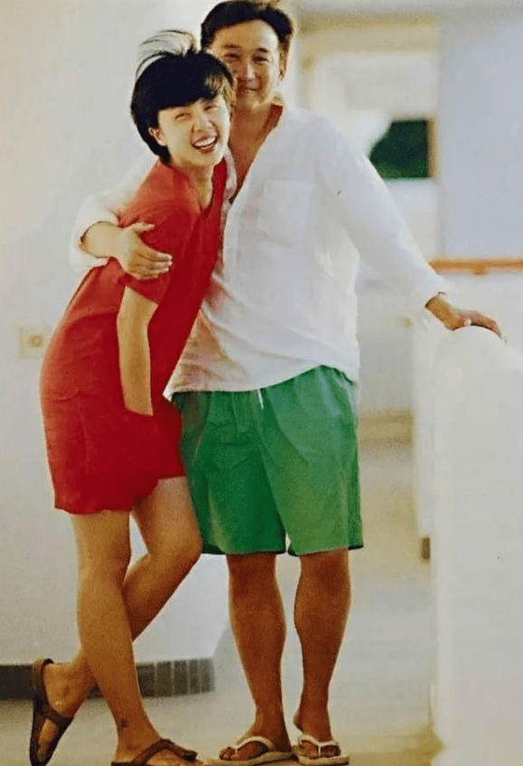 值得一提的是,黄磊任教第一年就当了班主任,带的第一届学生有海清