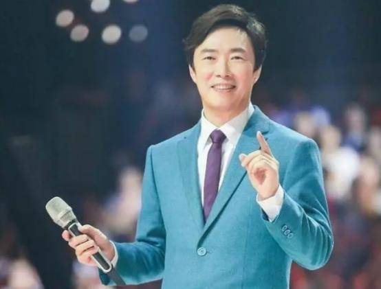 67岁费玉清近况曝光,不婚无子女,资产超20亿一根皮带用15年_费贞_小哥