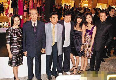 其实除了何超琼外,还有一个隐形男人,也是为成龙保驾护航多年,并不是