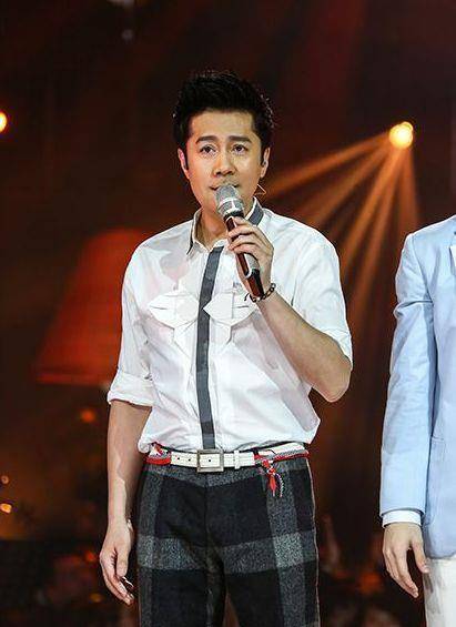 国家级演员蔡国庆,被富婆倒追8年才结婚,9岁儿子成他的骄傲_观众_舞台