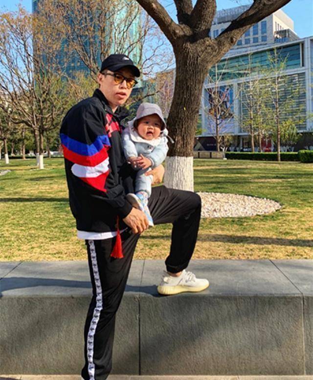 多次晒与老婆合照吸晴,将有望接替张云雷_郭德纲_位置_同行