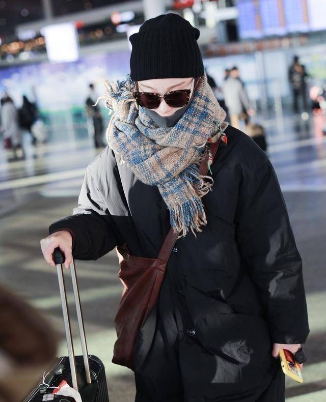 认真过冬的倪妮太美,长款羽绒服搭配牛仔裤,围巾把脸都遮住一半_衣服