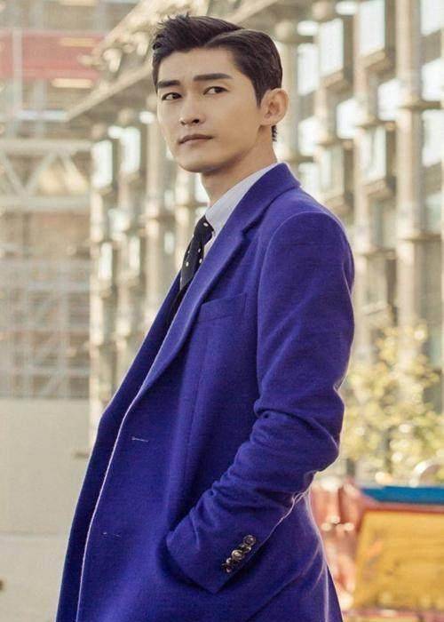 张翰则表示自己很享受35岁的年纪,而且就现在的脸,像35岁的中年大叔吗