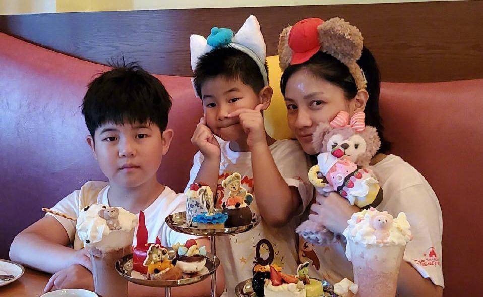 沙溢晒两儿子近照,9岁安吉攀岩显帅气,6岁小鱼儿胖脸蛋好可爱_胡可_带