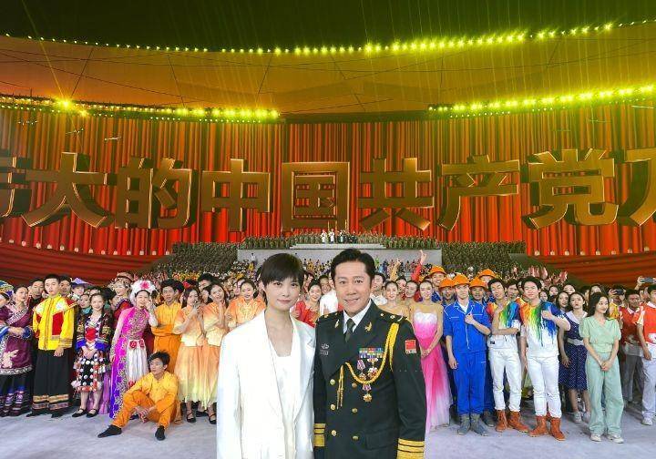 蔡国庆晒追星照,成龙可爱,李宇春飒,李现抢镜,可文案却有错字_明星_王