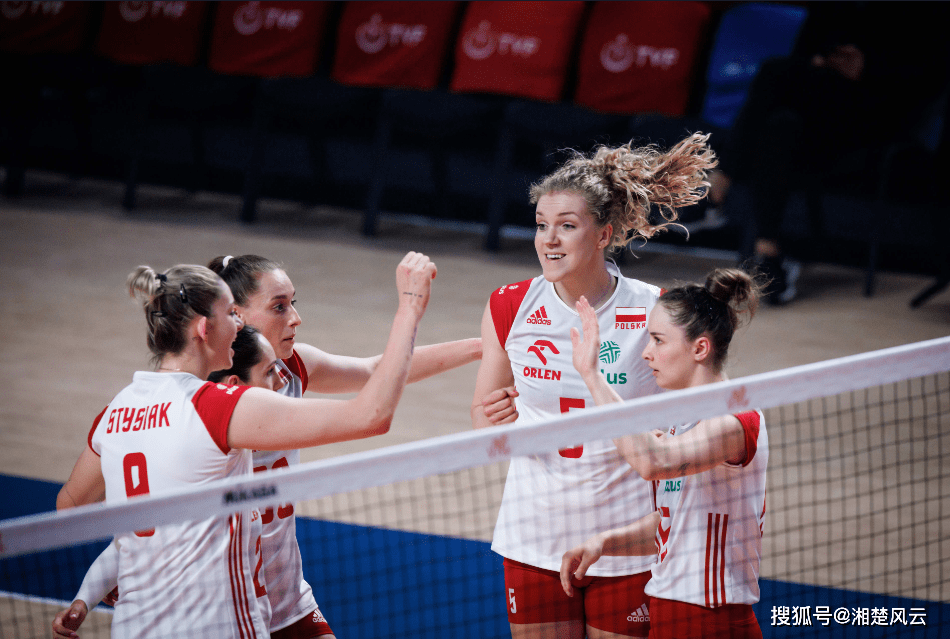 波兰女排3-1多米尼加,豪取五连胜,场上出现戏剧一幕,教练狂喜_波兰队