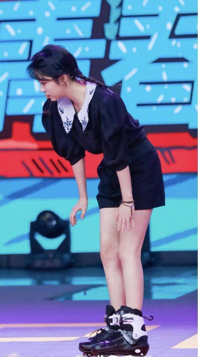 都穿黑色单品,一个像霸总一个像高中生_宋茜和_年龄_威龙