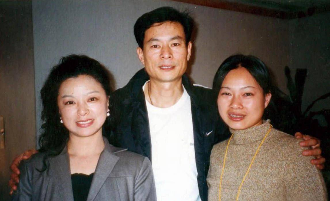 和屠洪刚离婚的方舒:21年内独自抚养两女儿,和普通百姓没有两样_陈国