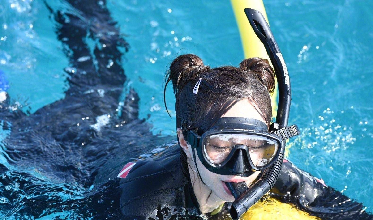 沈梦辰心情大好晒美照,不过照片p得这么严重,真不怕给自己招黑_泳衣