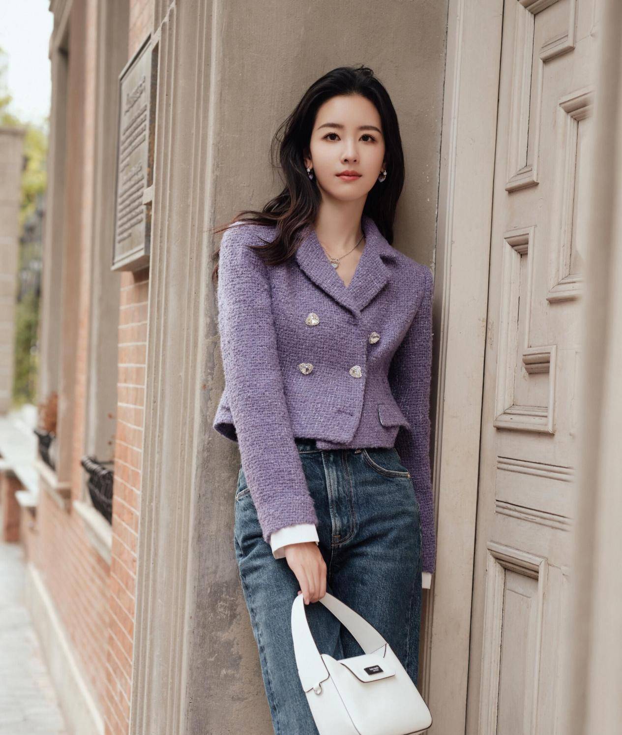 陈都灵带火了一种穿搭叫"上面去约会,下面去上班",很时髦_牛仔裤_紫色