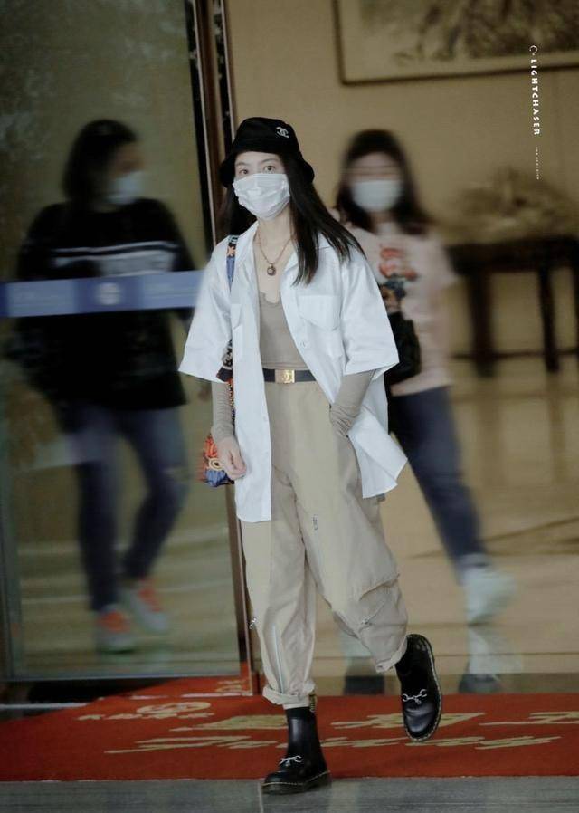 宋茜最新机场生图,工装连体裤外搭衬衫,双手插兜又奶又飒_黑色_休闲风