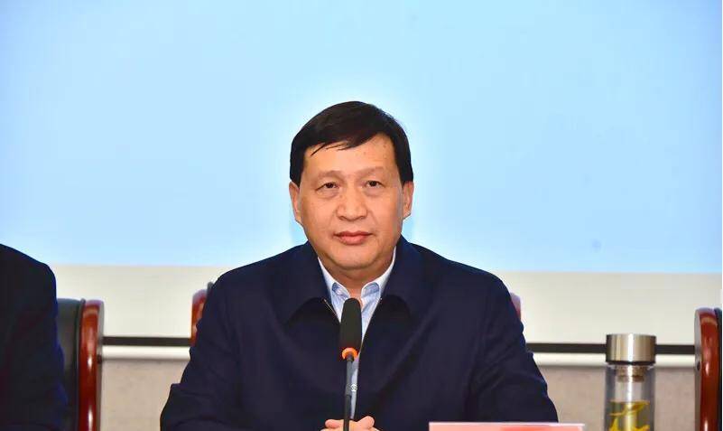 李万平,1966年出生,山东泰安人,硕士学位,19岁进入南京市江宁