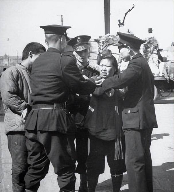 37年前一山东女子自封女帝,建立后宫广纳男宠,最终被一锅端_晁正坤