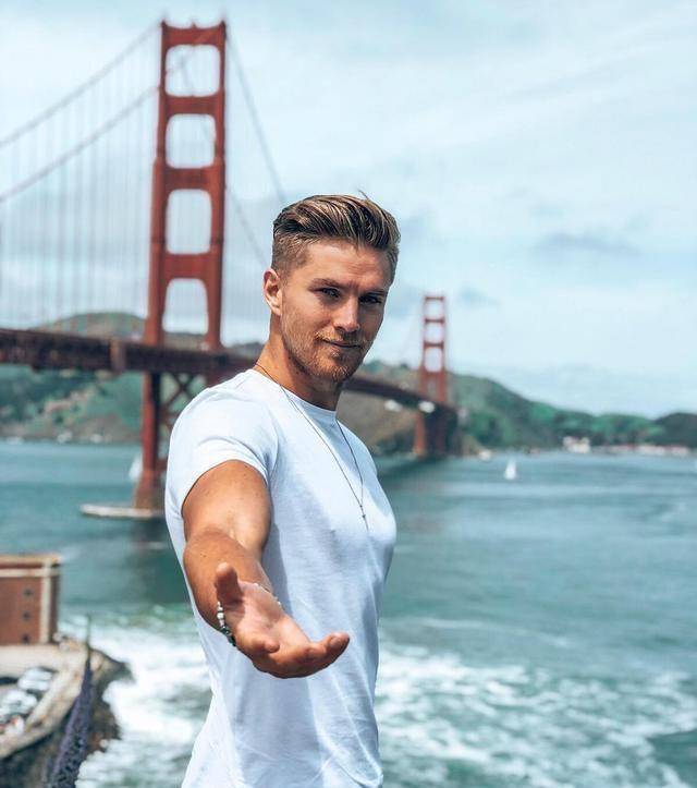 时尚男模把生活过得特精致,质感的八块腹肌和人鱼线更是圈粉_肌肉