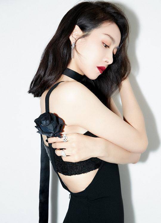 宋茜在"内衣"外穿"背带裙",当她侧身时,我被美到了_造型_好身材_裙子