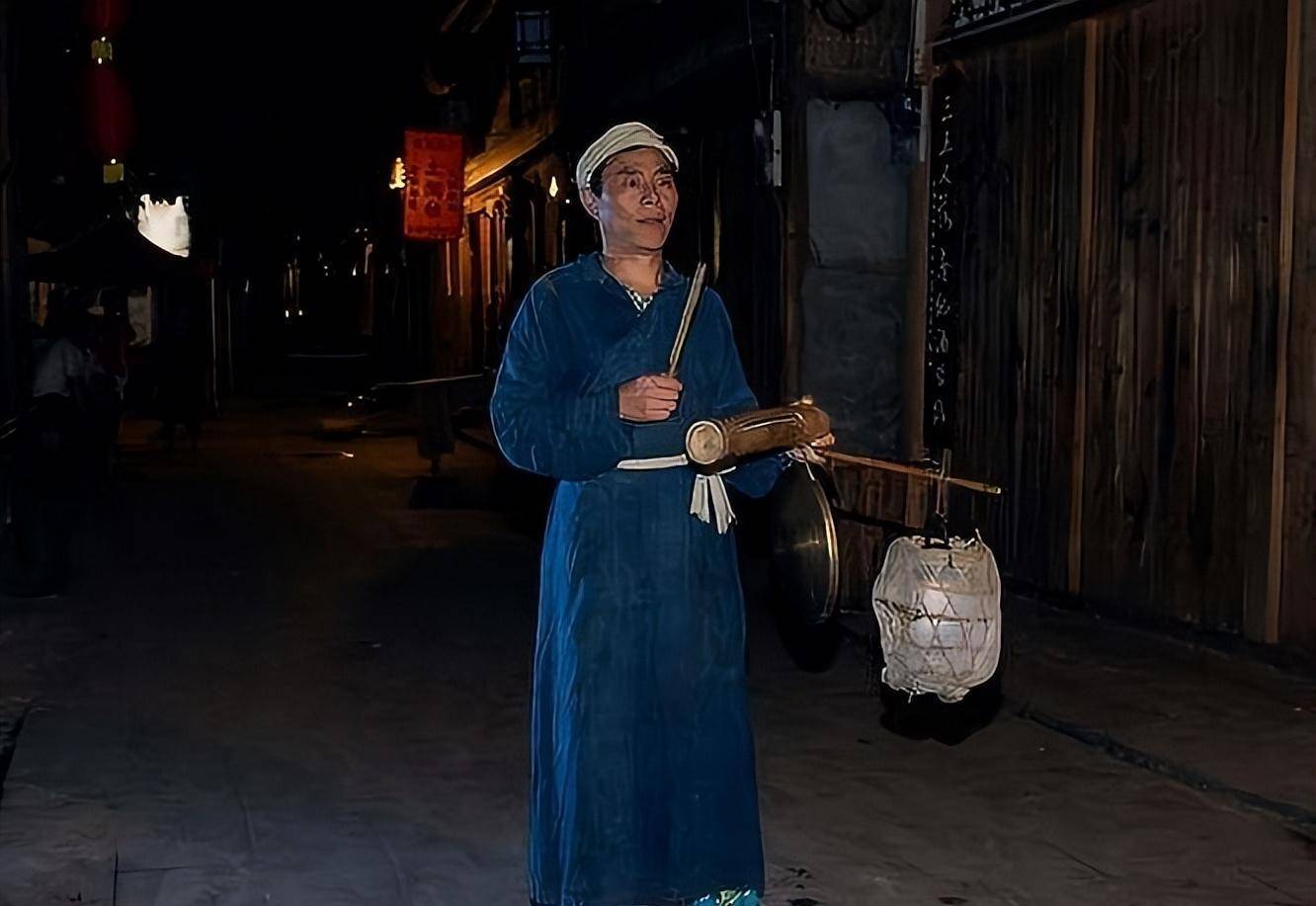 难怪古代深夜要打更,若没人打更后果很严重,古人智慧真让人折服_更夫