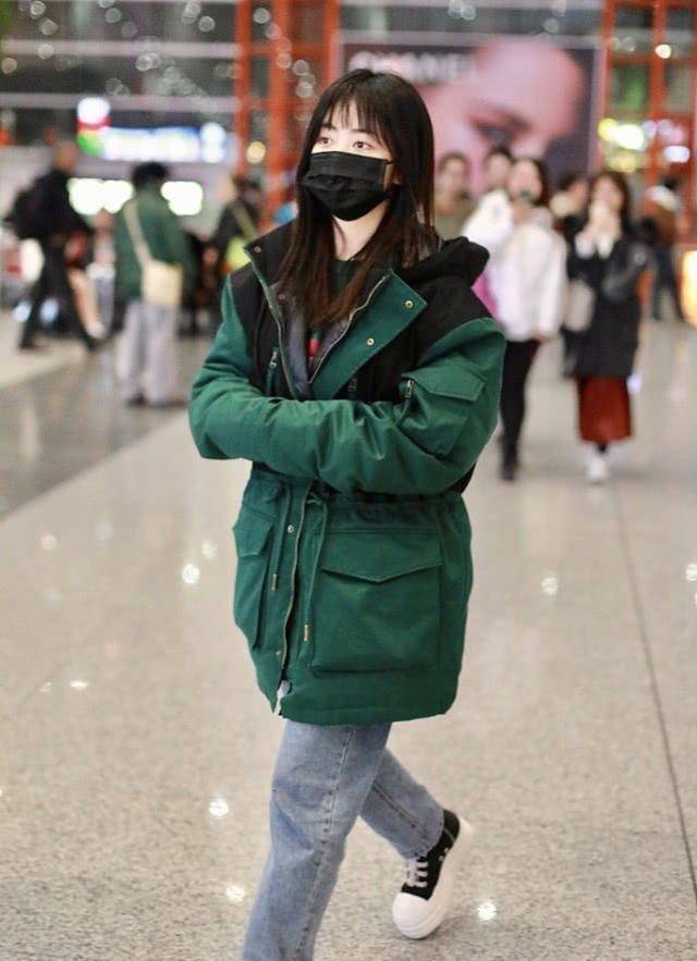 谭松韵素颜走机场,穿绿色棉服不怕冷,衣服太大显娇小_小伙伴_身材