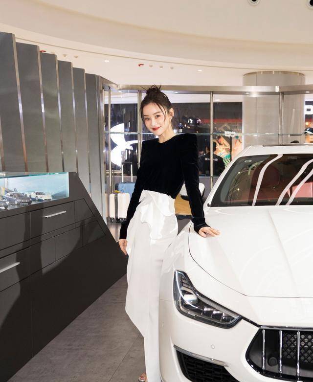 她上真人秀与钱枫相亲,今穿丝绒上衣配白色半身裙,高级感满满_袁姗姗