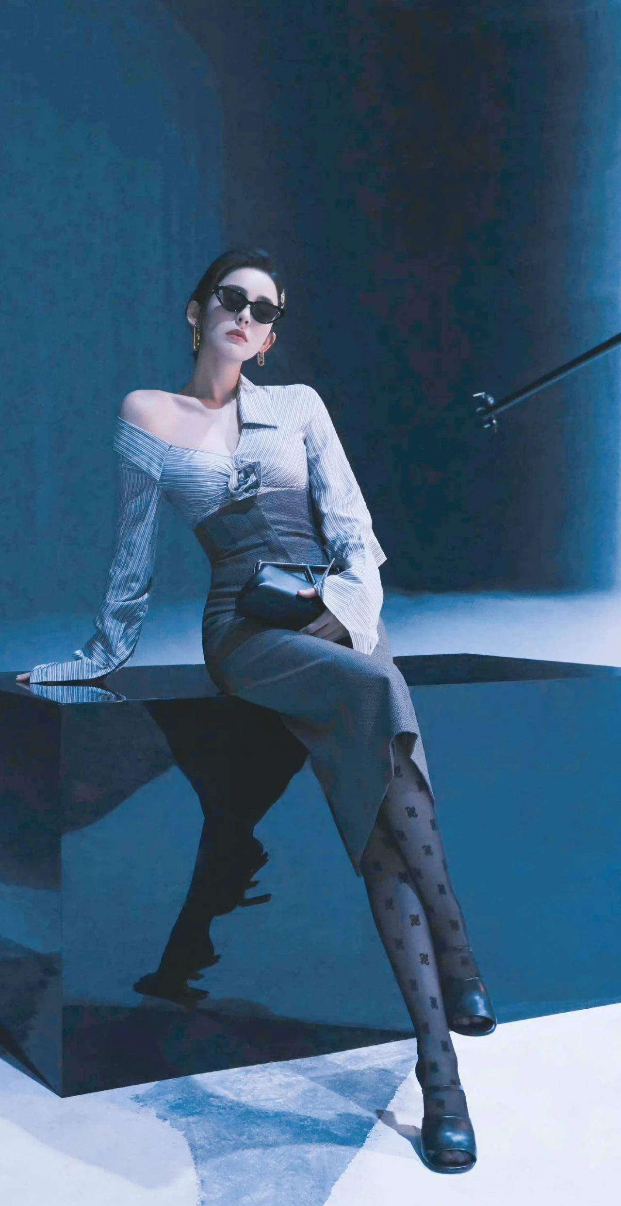 古力娜扎真美,露肩包臀裙时尚写真大片,格子印花丝袜的性感格调_新疆