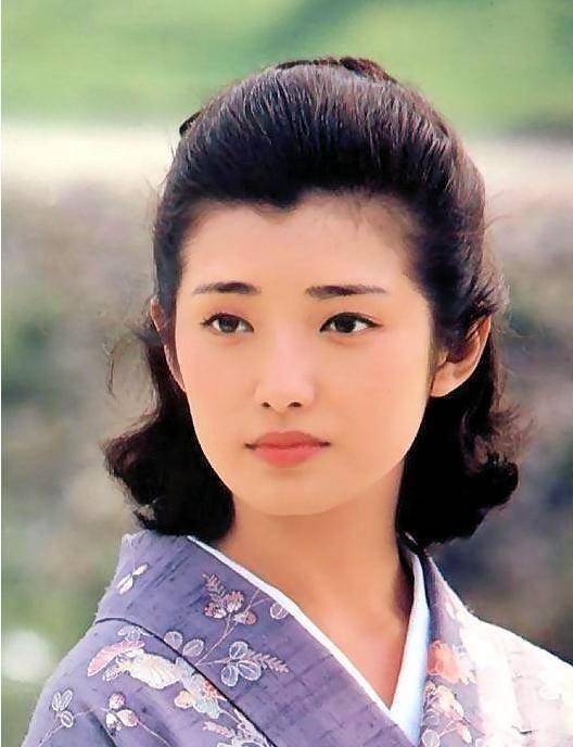 而张艺谋所选择的几位"谋女郎"都与山口百惠迷之相似,尤其是巩俐