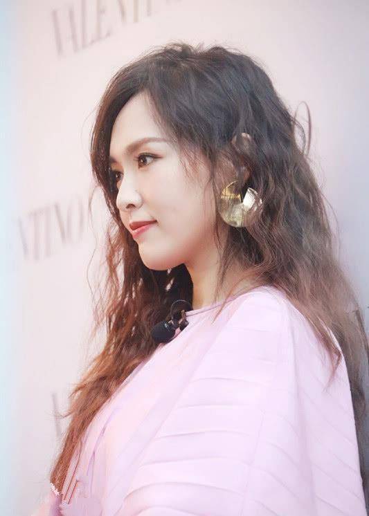 首先是被唐嫣的金黄色大耳坠给抢镜了,戴在耳朵上显得贵气十足,耳坠