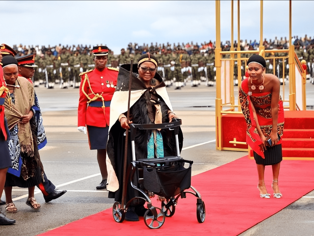 斯威士兰君主领众多"娘娘"现身!