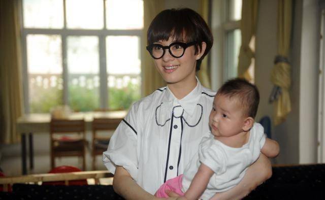 孙俪儿女睡前吵架,原因暖翻了,优秀妈妈会变成孩子眼里最美的人_小花