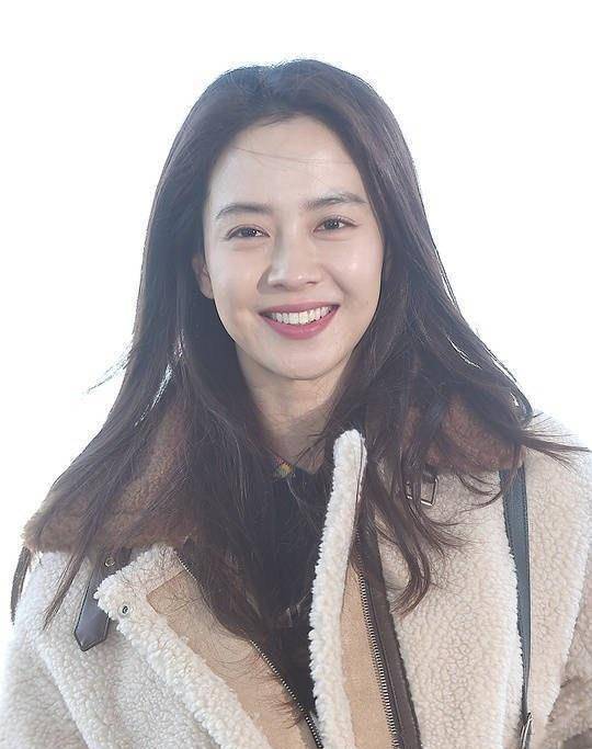 所以说37岁的年龄又如何,镜头下的宋智孝颜值也是十分耐打,这卧蚕任谁