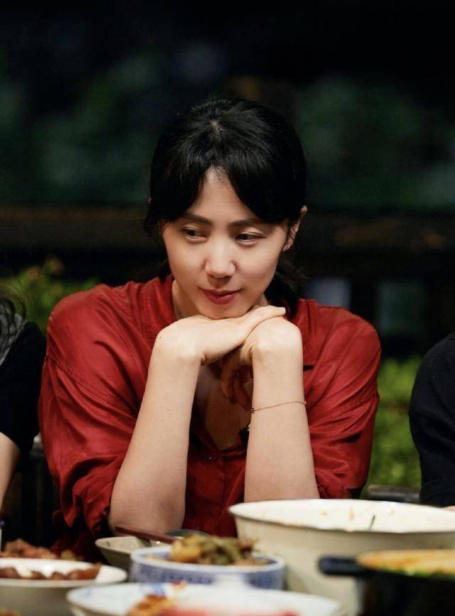 那一年负责接新生的她,一眼就看见了人群中的孙莉,他说她很特别,一眼