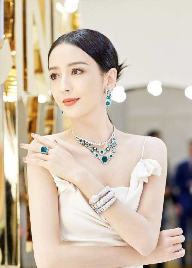 佟丽娅带儿子首登舞台,朵朵虎头虎脑太可爱,面对镜头毫不怯场_感觉