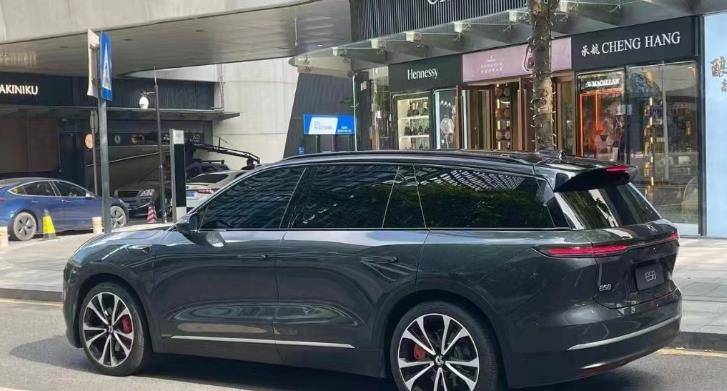 原创
                新款蔚来ES8实车曝光，续航900km尺寸升级，内饰设计精致，配置高2