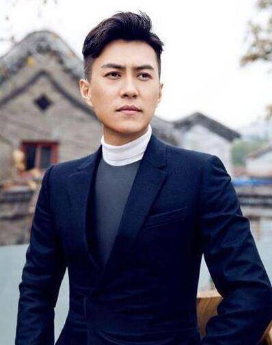 靳东深夜返回5千万豪宅,与友人相谈甚欢,如今44岁身材太健硕_张国立