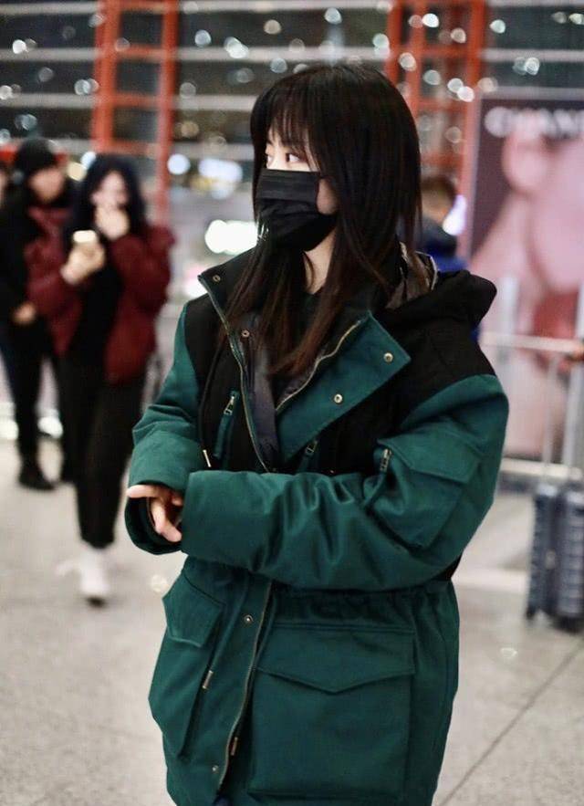 谭松韵素颜走机场,穿绿色棉服不怕冷,衣服太大显娇小_小伙伴_身材