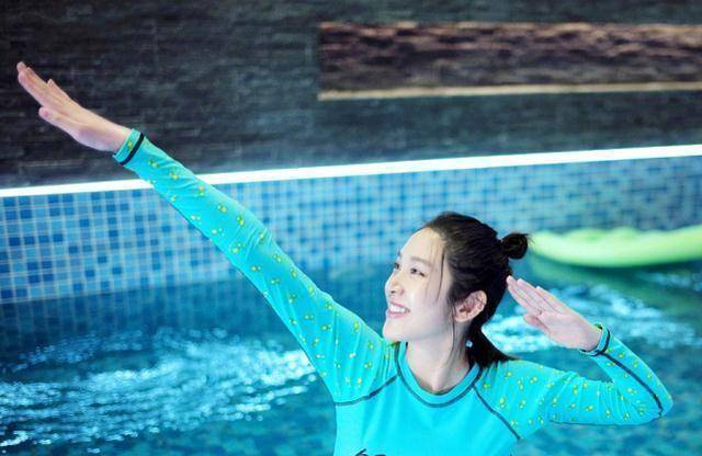 唐艺昕孕后晒照,穿泳衣依旧四肢纤细,网友:老公做的饭不好吃吗_黑色