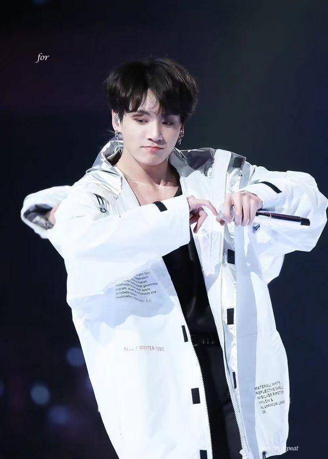 田柾国-粉身碎骨全力以赴 一身正气的童真少年 黄金忙内语录八_性格