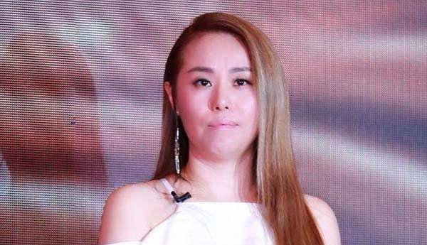 与简美妍,李承铉,申升勋等众韩国明星同门,此后与一位美国人结婚后,还