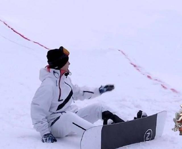 他的努力实在圈粉,王一博节目滑雪摔了又起来,有个细节引人在意_挑战