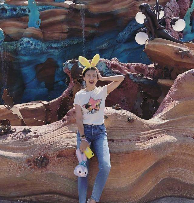 中途退出,今挺孕肚穿婚纱,同框老公好甜蜜_何雯娜_牛仔裤_休闲