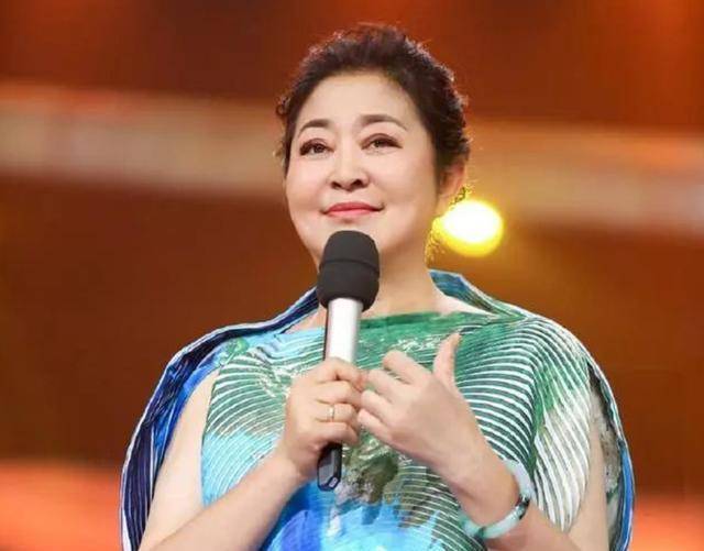 她51岁学画:第一幅画就卖了118万,她:我的画不值这么多钱_倪萍_时候