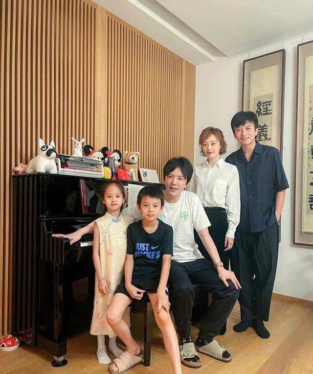 而孙俪邓超一家四口近期的合影照片突然曝出,原来是电子琴名匠李云迪