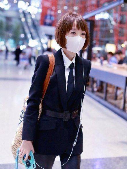 鲁豫穿宽松牛仔走机场,这体重估计没有40斤_身材_发型_裤子