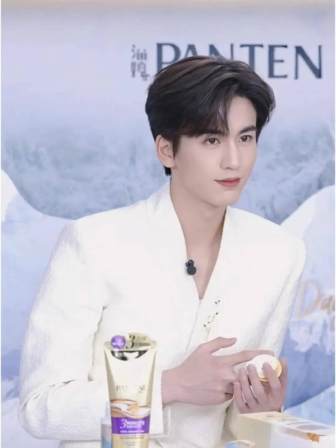 陈飞宇装b,袁娅维马思纯撞脸,张凌赫被粉丝要挟,白花姐的瓜_明星_嗓门