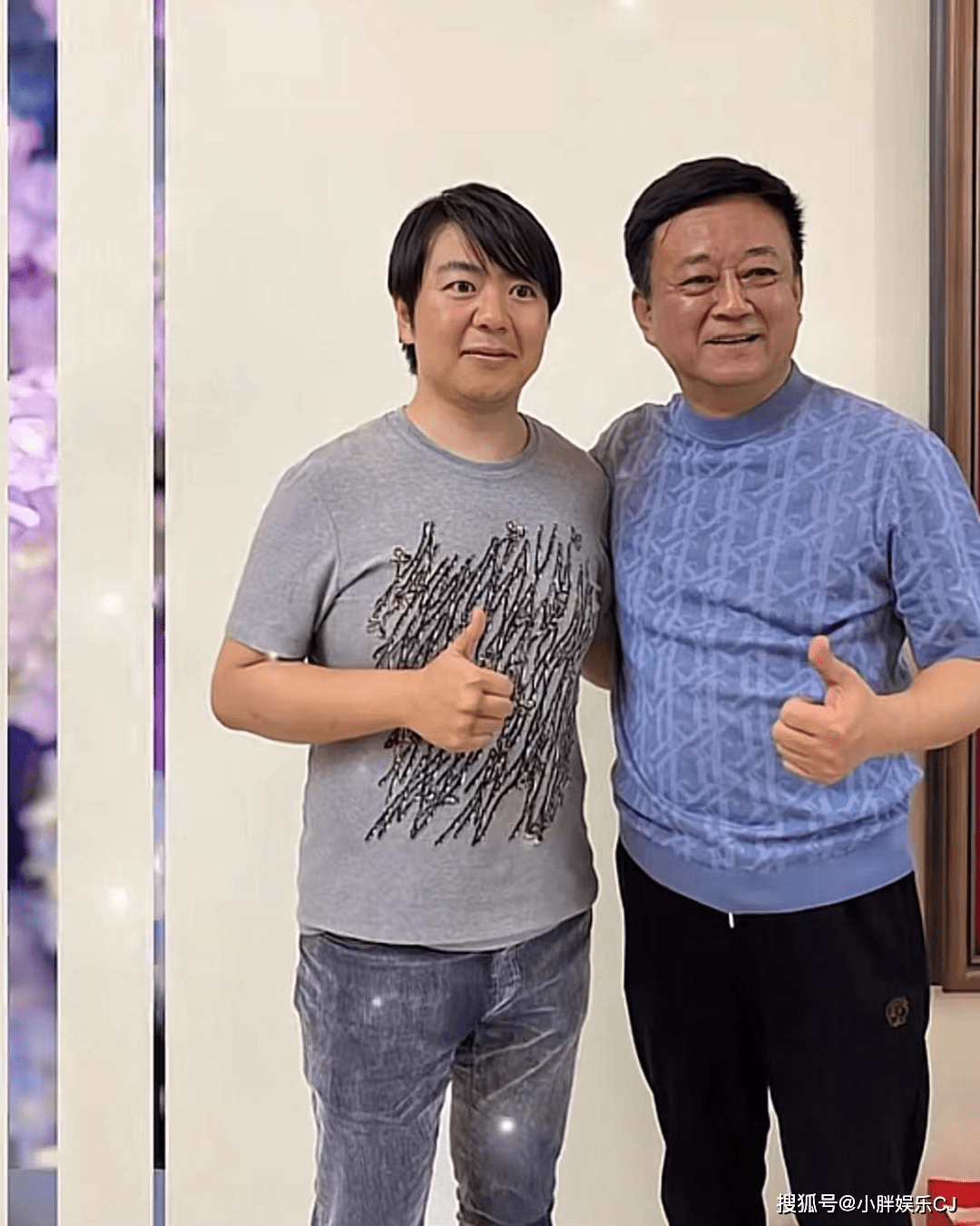 朱军朗朗夫妻聚餐,身穿羊毛衬衫和朗朗合照,52岁老婆太惊艳_妻子_身材