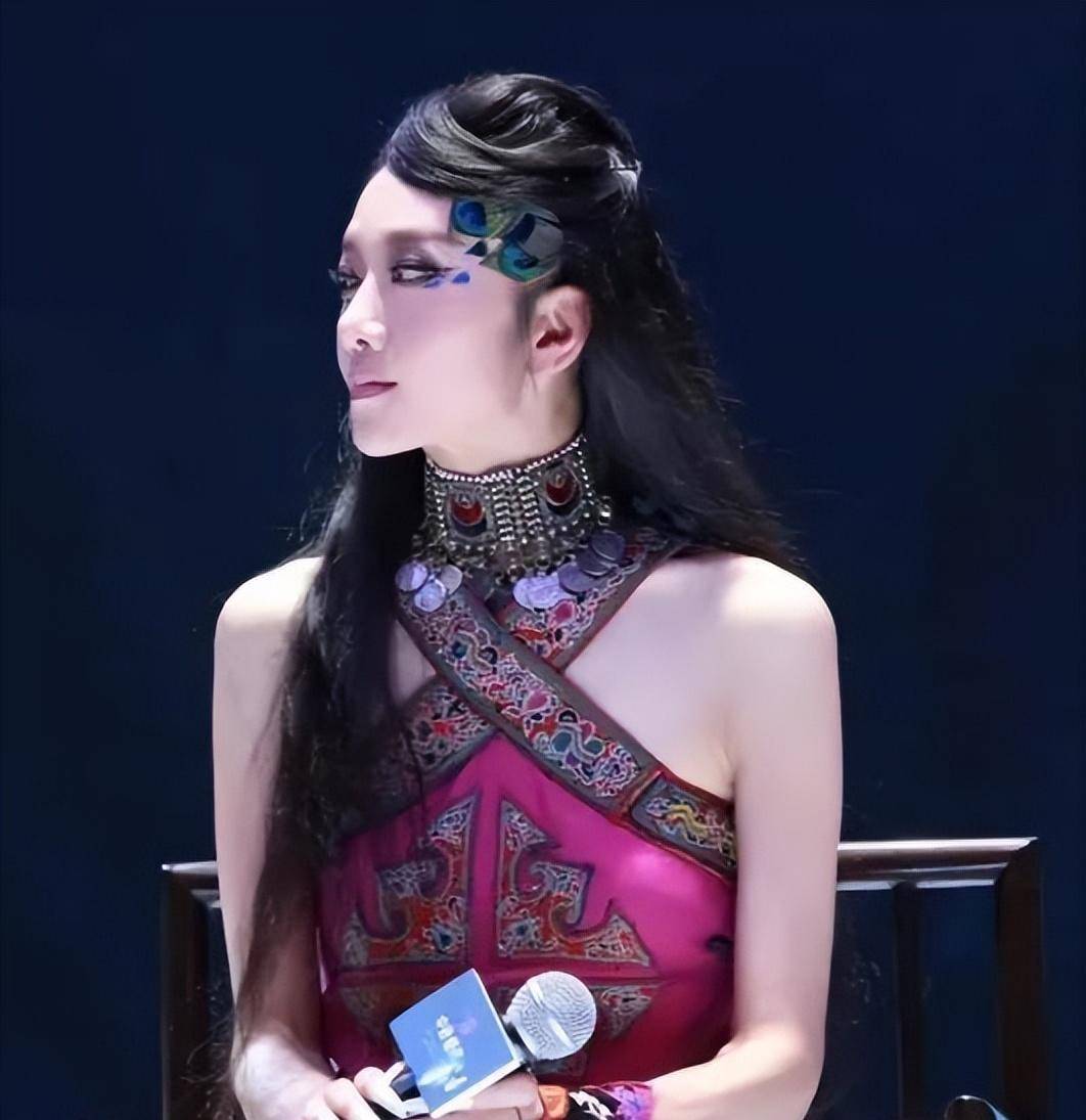 朋友们怀疑杨丽萍饰演的孔雀公主,此中也包含艺术家刀美兰.